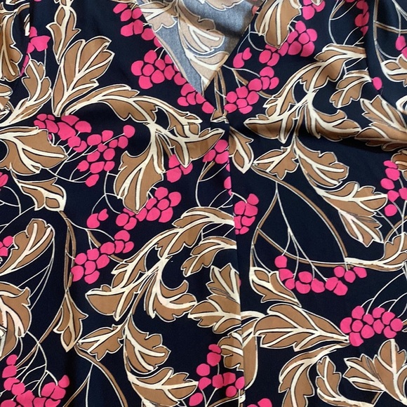 Ann Taylor navy floral V-neck blouse - Picture 11 of 11